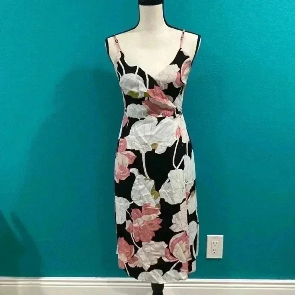 ⭐️ Cupcake and cashmere Chayene Floral-Print Sleeveless Wrap Dress